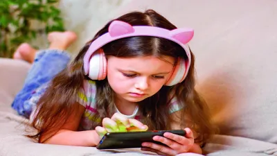 मोबाइल में सिमट कर रह गई है बच्चों की दुनिया  स्मार्ट कौन  बच्चे या फोन