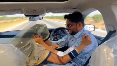 युवक ने चलती कार में बनाई रील  पत्नी के साथ मस्ती करने का वीडियो हुआ वायरल  अब मांगी माफी 