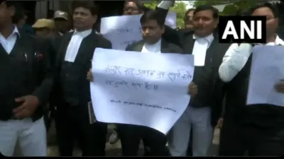 राजस्थान के बाद अब यूपी में एडवोकेट प्रोटेक्शन एक्ट को लागू करने की उठी मांग  अतीक अहमद जिस कोर्ट में मौजूद  उसके परिसर के बाहर वकीलों ने किया प्रदर्शन  