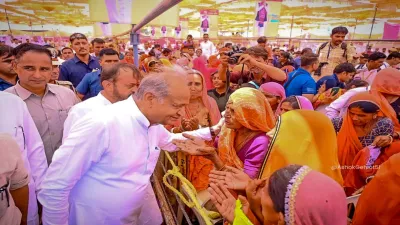 सुमेरपुर में सीएम ने किया महंगाई राहत कैंप का अवलोकन  कहा  धर्म की राजनीति करने वालों का कर्नाटक चुनाव में बुरा हाल