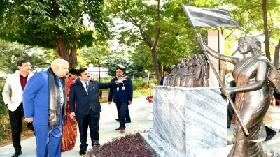 उपराष्ट्रपति जगदीप धनखड़ ने संविधान पार्क का किया भ्रमण  मूर्तिशिल्प के पास खिंचवाई फोटो
