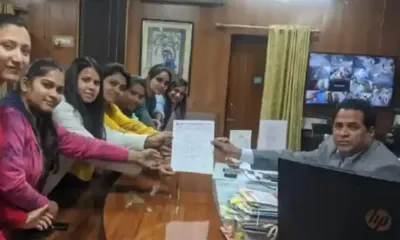 पास करने की एवज में अस्मत मांगने वाले प्रोफेसर के खिलाफ उतरे छात्र संगठन  विश्वविद्यालय बंद कराने की दी चेतावनी