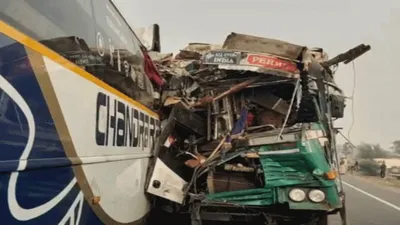 चूरू में भीषण सड़क हादसा  स्लीपर बस और ट्रक की भिड़ंत में दोनों ड्राइवरों की मौत  4 गंभीर घायल
