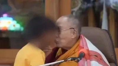 बच्चे के होठों को चूमा  जीभ सक करने को कहा  वीडियो वायरल होने पर दलाई लामा ने मांगी माफी