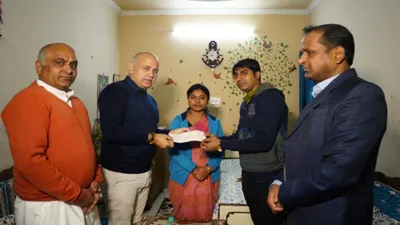 दिल्ली के उपमुख्यमंत्री मनीष सिसोदिया ने कोविड योद्धा के परिवार को सौंपी एक करोड़ रूपए की अनुग्रह राशि