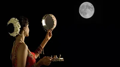 karwa chauth 2023  चांद को देखे बिना अधूरा है करवा चौथ व्रत  जानिए आपके शहर में कब निकलेगा चांद…