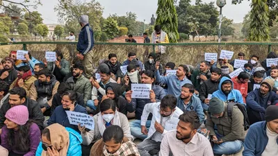 ras mains को लेकर अभ्यर्थियों की राजस्थान यूनिवर्सिटी गेट पर मोर्चाबंदी  क्या बदलेगी तारीख 
