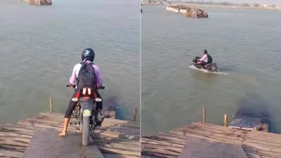 man riding bike in river   टूटा पुल देखकर बाइक लेकर पानी में उतरा युवक  नदी में दौड़ाई पल्सर