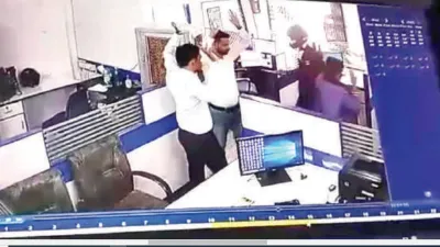 बैंक में दो बदमाशों ने की लूट  हथियार दिखा 3 मिनट में बैंक से 5 66 लाख रुपए ले उड़े