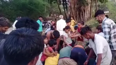 भीलवाड़ा के इस गांव की जमीन उगल रही चांदी  खुदाई में निकल रहे सिक्के  लूटने पहुंचे लोग  वीडियो वायरल