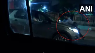 new delhi   दिल्ली की सड़कों पर फिर हैवानियत  3 किमी तक कार की बोनट पर लटका रहा युवक  आरोपी ने नहीं रोकी गाड़ी