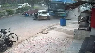 दिल्ली में सड़क पर काल बनकर दौड़ी dtc बस  कई वाहनों को रौंदा  एक की मौत  वीडियो वायरल