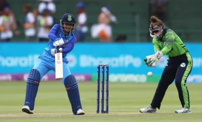 भारत ने डकवर्थ लुईस पद्धति से आयरलैंड को 5 रन से हराया  सेमीफाइनल में पक्की की जगह