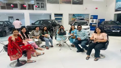 unique diwali gift   इसे कहते है दिवाली गिफ्ट    मालिक ने अपने कर्मचारियों को गिफ्ट में दी कार