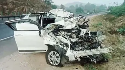 डूंगरपुर में भीषण हादसा…बस में जा घुसी रॉन्ग साइड चल रही तेज रफ्तार कार  4 लोगों की मौत  एक घायल