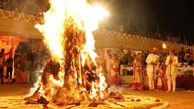 भद्रा ने बिगाड़ी होलिका दहन की गणित  इस बार देश में 2 दिन जलेगी होली 