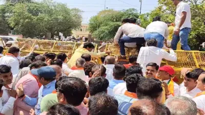 जनाक्रोश महाघेराव   कलेक्ट्रेट के आगे भाजपा नेताओं का जबरदस्त प्रदर्शन  सीपी जोशी ने कहा  प्रदेश की हालत देखकर सोनिया गांधी की आंखों में नहीं आते आंसू