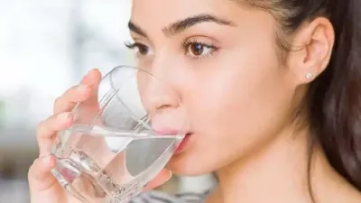 सुबह उठकर पानी पीना है आपकी सेहत के लिए फायदेमंद