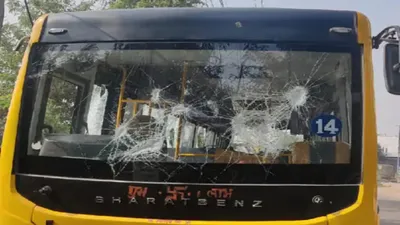 जयपुर में स्टूडेंट्स से भरी बस पर अंधाधुंध बरसाए पत्थर  बस से कार की टक्कर के बाद फूटा लोगों का गुस्सा
