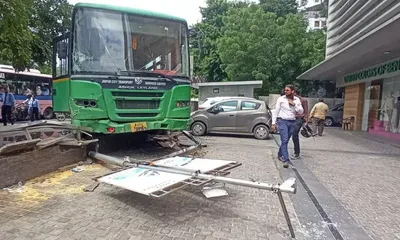 jaipur   लापरवाही की इंतहा  लो फ्लोर बस का ब्रेक हुआ फेल  रेलिंग तोड़कर मॉल में घुसी  यात्री हुए घायल