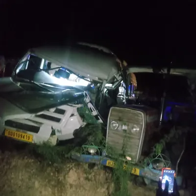 accident news  ट्रैक्टर में घुसी मिनी बस एक महिला सहित 3 लोगो मौत एक दर्जन से अधिक घायल