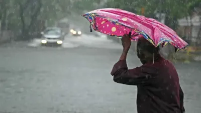 आंध्र तट से टकराकर आगे बढ़ा चक्रवात  भारी बारिश से तबाही  तमिलनाडु व आंध्र के कई इलाकों में सैलाब