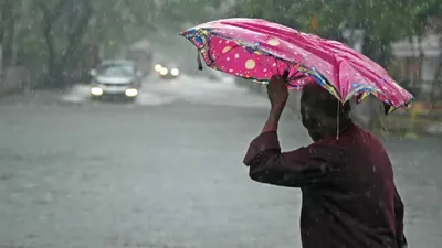 आंध्र तट से टकराकर आगे बढ़ा चक्रवात  भारी बारिश से तबाही  तमिलनाडु व आंध्र के कई इलाकों में सैलाब