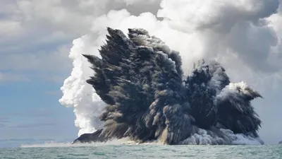 पानी में ज्वालामुखी विस्फोट  अचानक प्रकट हुआ एक और द्वीप