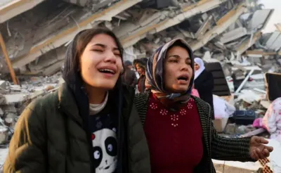 earthquake in turkey  मलबे में दबी जिंदगियों को बचाने की कोशिश  सामने आई राहत भरी तस्वीरें  इन वीडियो को देख सिहर उठेंगे आप  