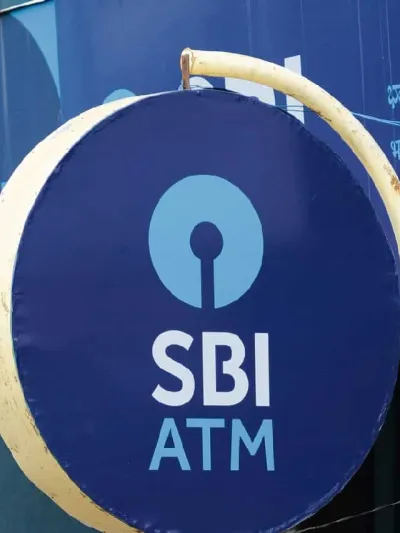 sbi बैंक ग्राहकों के लिए खुशखबरी  अब whatsapp से घर बैठे कर सकेंगे सारे काम  नहीं जाना होगा बैंक