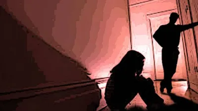 कास्टिंग डायरेक्टर की काली करतूत  18 साल की लड़की से मांगी अस्मत  मना किया तो फोड़ा डाला सिर