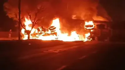 सिरोही में दो ट्रोलों की आमने सामने भिड़ंत  दोनों वाहनों के केबिन में लगी आग  एक ड्राइवर जिंदा जला