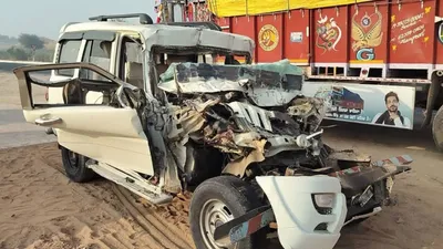 churu road accident   चूरू में दर्दनाक हादसा  ट्रक में पीछे से जा घुसी स्कार्पियो कार   हादसे में 3 लोगों की मौत