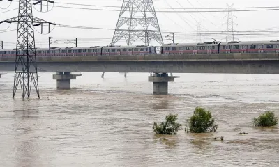 delhi flood crisis   यमुना में जलस्तर तो घट रहा है लेकिन चढ़ रहा ‘सियासी पारा’