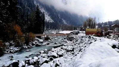 कश्मीर  हिमाचल व उत्तराखंड में बिछी बर्फ की चादर  मैदानी इलाकों में आज भी बारिश ओलावृष्टि का अलर्ट