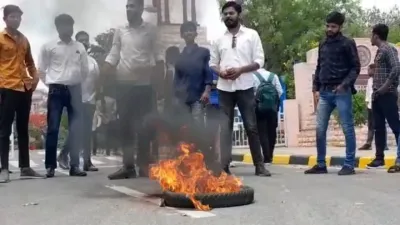 महर्षि दयानंद विश्वविद्यालय के बाहर छात्रों का जबरदस्त प्रदर्शन  टायर जलाकर जताया विरोध  उग्र आंदोलन की दी चेतावनी 