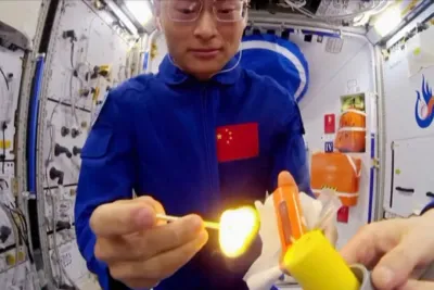 चीनी अंतरिक्ष यात्रियों का अनोखा प्रयोग  स्पेस स्टेशन में माचिस जलाई मोमबत्ती
