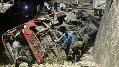 दौसा में दर्दनाक सड़क हादसा  हादसे में 4 की मौत 29 घायल  ढाई घंटे बंद रहा दिल्ली जयपुर रेलवे ट्रैक