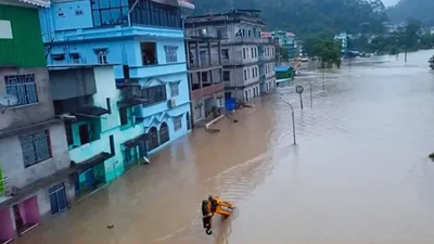 सिक्किम में कुदरत का कहर  बादल फटा  बाढ़ से 11 की मौत  आर्मी के दो दर्जन जवानों समेत 120 लोग लापता