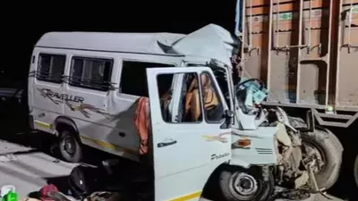 maharashtra road accident   महाराष्ट्र में कंटेनर से टकराई मिनी बस  हादसे में 12 लोगों की मौत  23 घायल