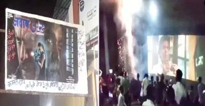 shahrukh khan की  जवान  को शुरु होते फैंस ने फोड़े पटाखे  सिनेमाघर में मची अफरा तफरी  पुलिस ने की कार्रवाई