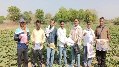 भारतीय किसान संघ का 16 मई को जयपुर कूच  आंदोलन के लिए बांट रहे पीले चावल
