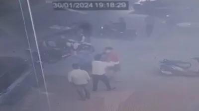 जयपुर में बीच सड़क पर युवक को पीटा  पुलिसवाले बनकर आए 3 बदमाशों ने शराब के नशे में लात घूंसों से मारा