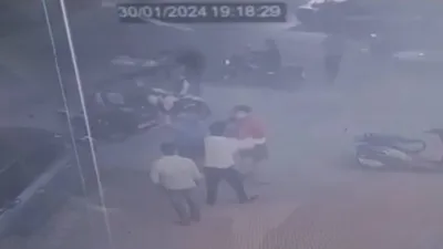 जयपुर में बीच सड़क पर युवक को पीटा  पुलिसवाले बनकर आए 3 बदमाशों ने शराब के नशे में लात घूंसों से मारा