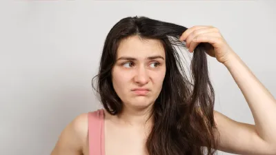 oily hair से हैं परेशान  जानिए कही आपके शैंपू में तो नहीं है इस चीज की कमी