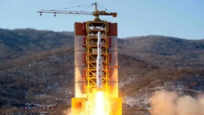 उत्तर कोरिया का जासूसी उपग्रह क्रैश  हवा में डगमगाया फिर समुद्र में गिर गया