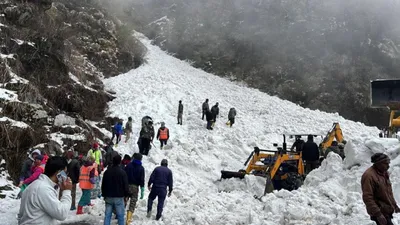 sikkim avalanche   सिक्किम के नाथू ला इलाके में हिमस्खलन  6 पर्यटकों की मौत  80 लोग बर्फ मे फंसे  रेस्क्यू ऑपरेशन जारी 