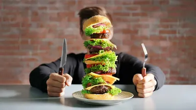 कहीं आप भी तो नहीं हो रहे overeating के शिकार  जाने क्या है इस बीमारी की वजह