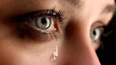 आंसू पर क्या कहता है विज्ञान  आंखों को सेहतमंद बनाते हैं हमारे आंसू  