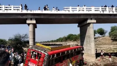 पुल की रेलिंग तोड़ते हुए नदी में गिरी बस  15 की मौत  25 घायल  मरने वालों में चालक  परिचालक और क्लीनर भी शामिल 